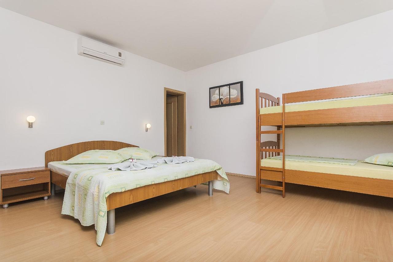 Apartments With A Parking Space Brela, Makarska - 11687 Esterno foto