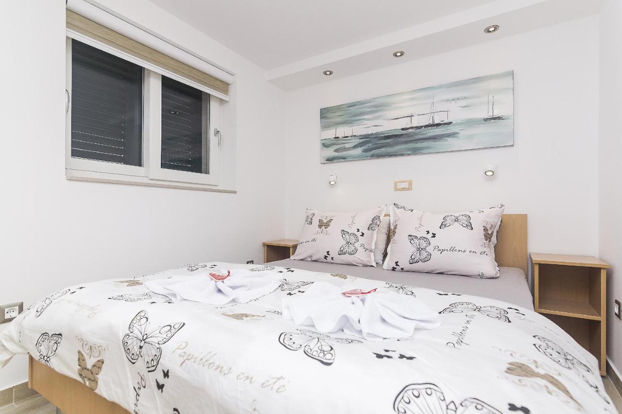 Apartments With A Parking Space Brela, Makarska - 11687 Esterno foto