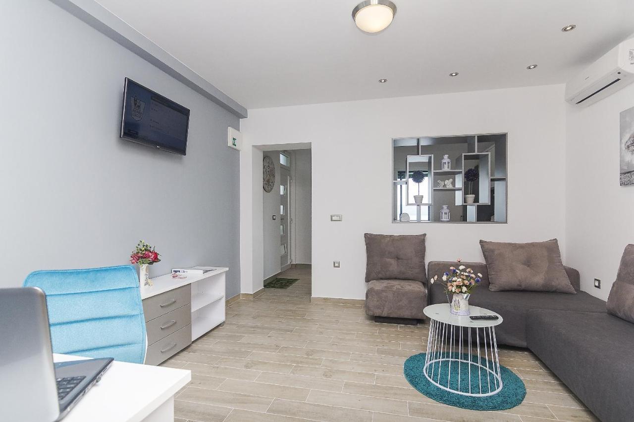 Apartments With A Parking Space Brela, Makarska - 11687 Esterno foto